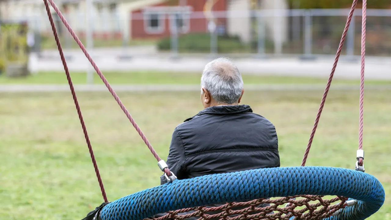 Een asielzoeker in een asielzoekerscentrum