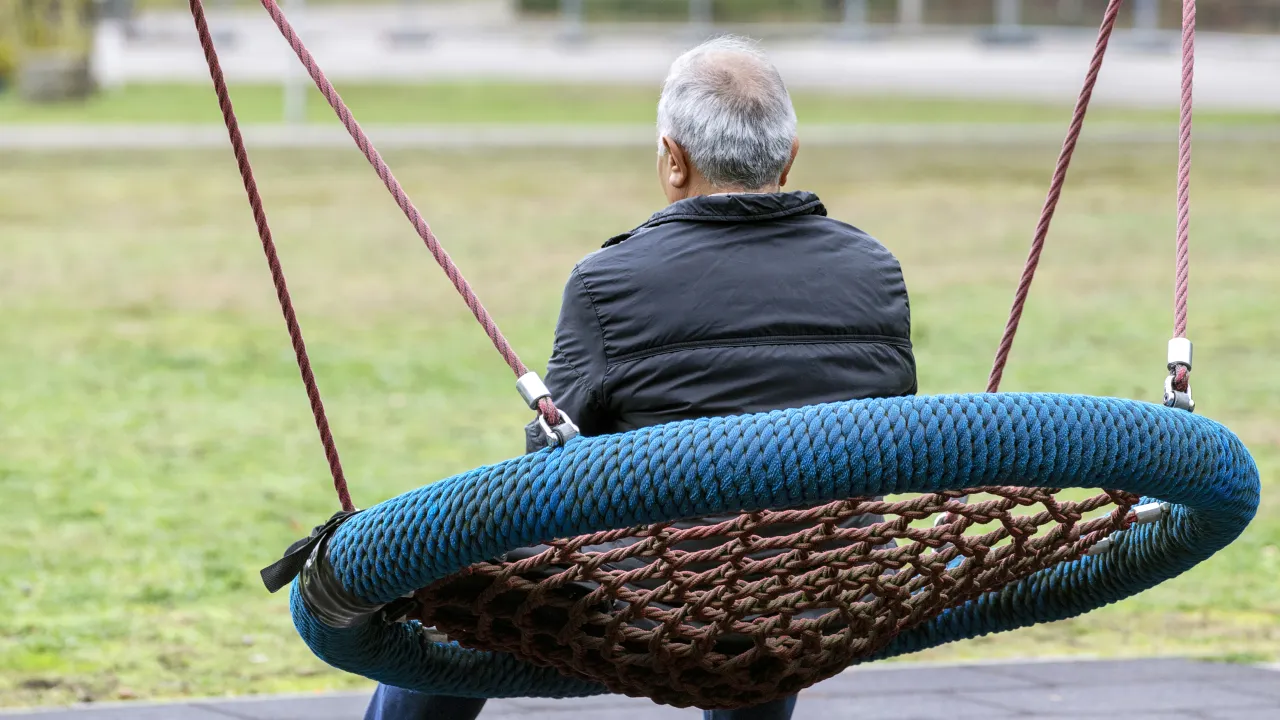 Een asielzoeker in een asielzoekerscentrum