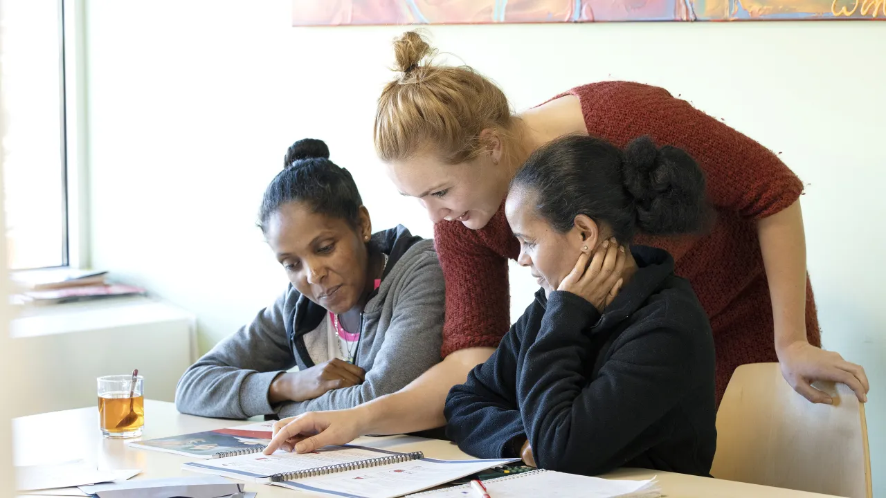 Een maatschappelijk begeleider vertelt over de inburgering in Nederland