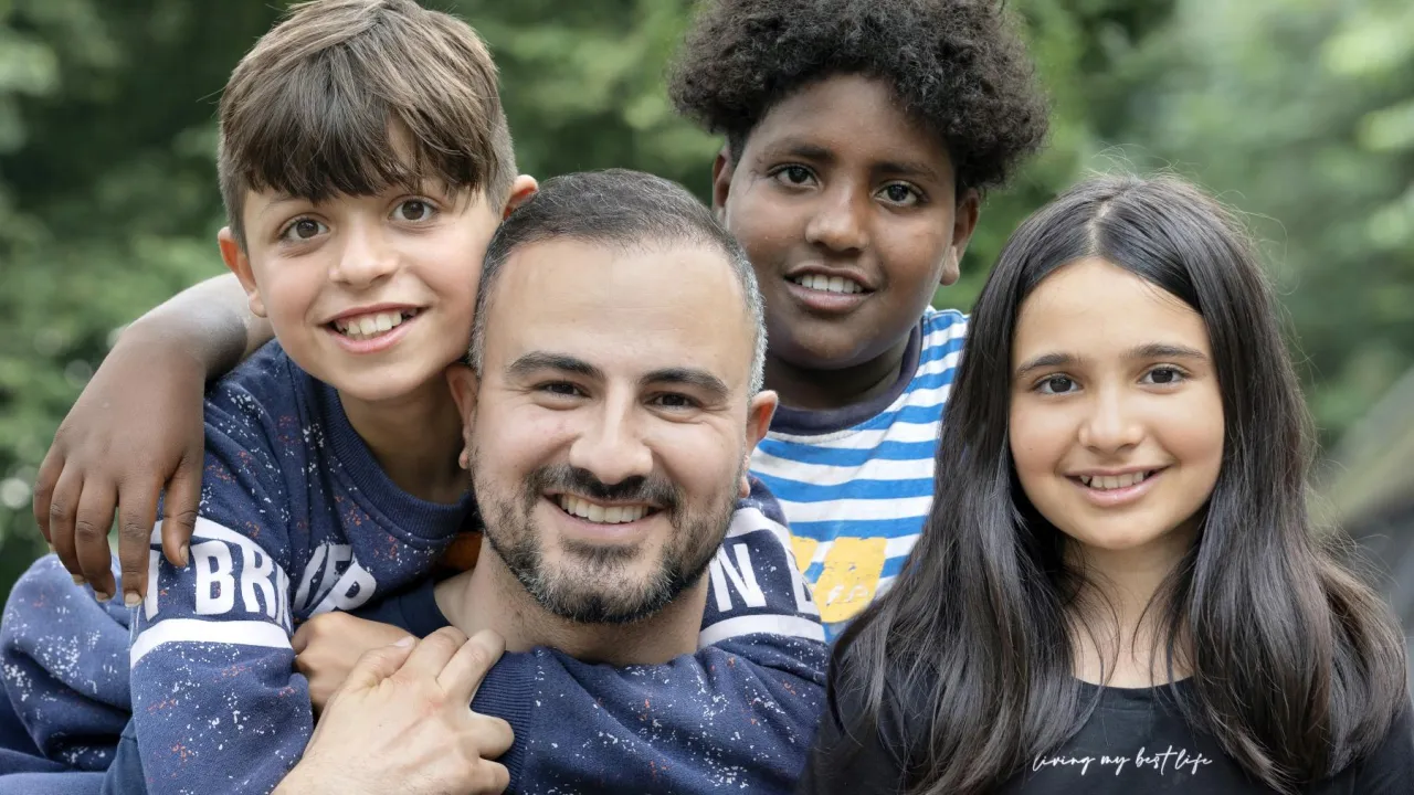 Vrijwilliger met kinderen tijdens de kindervakantieweken