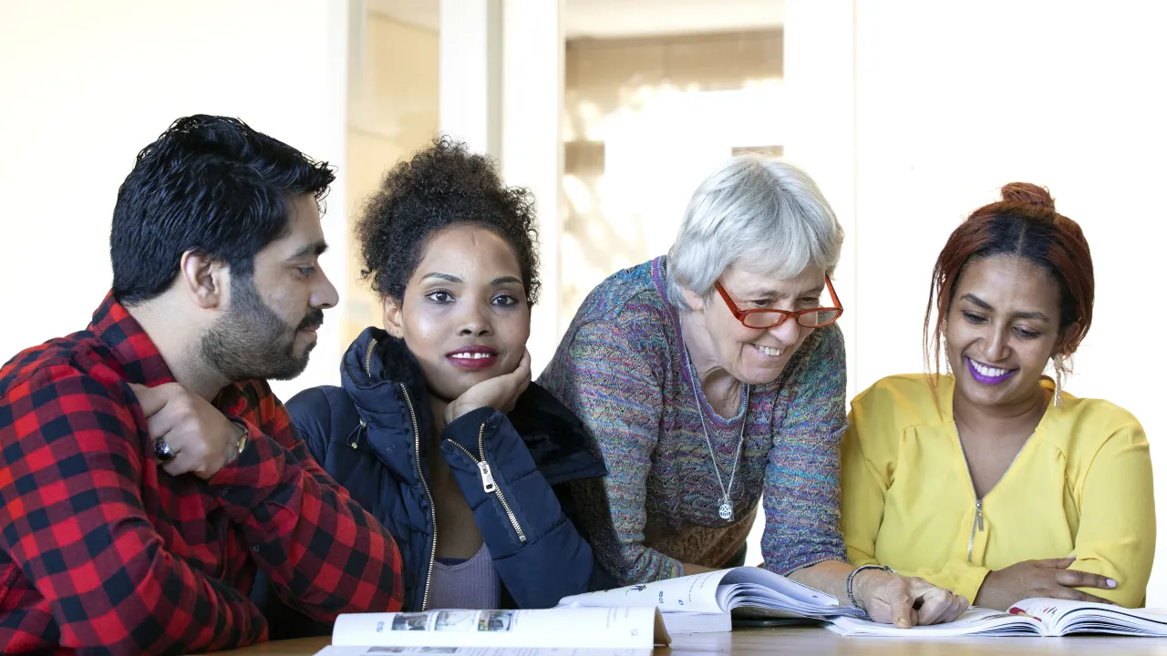 Een maatschappelijk begeleider in gesprek over de inburgering