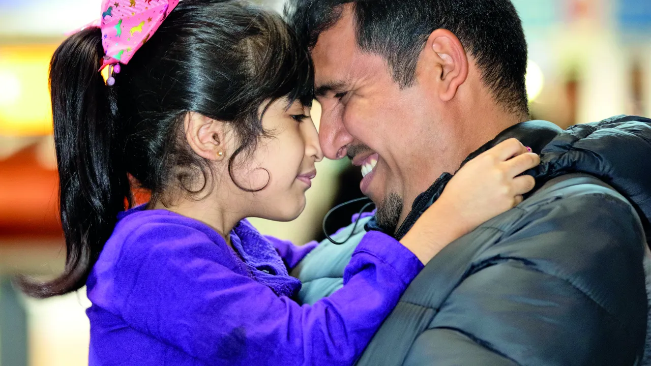 Een vader herenigt met zijn dochtertje op Schiphol