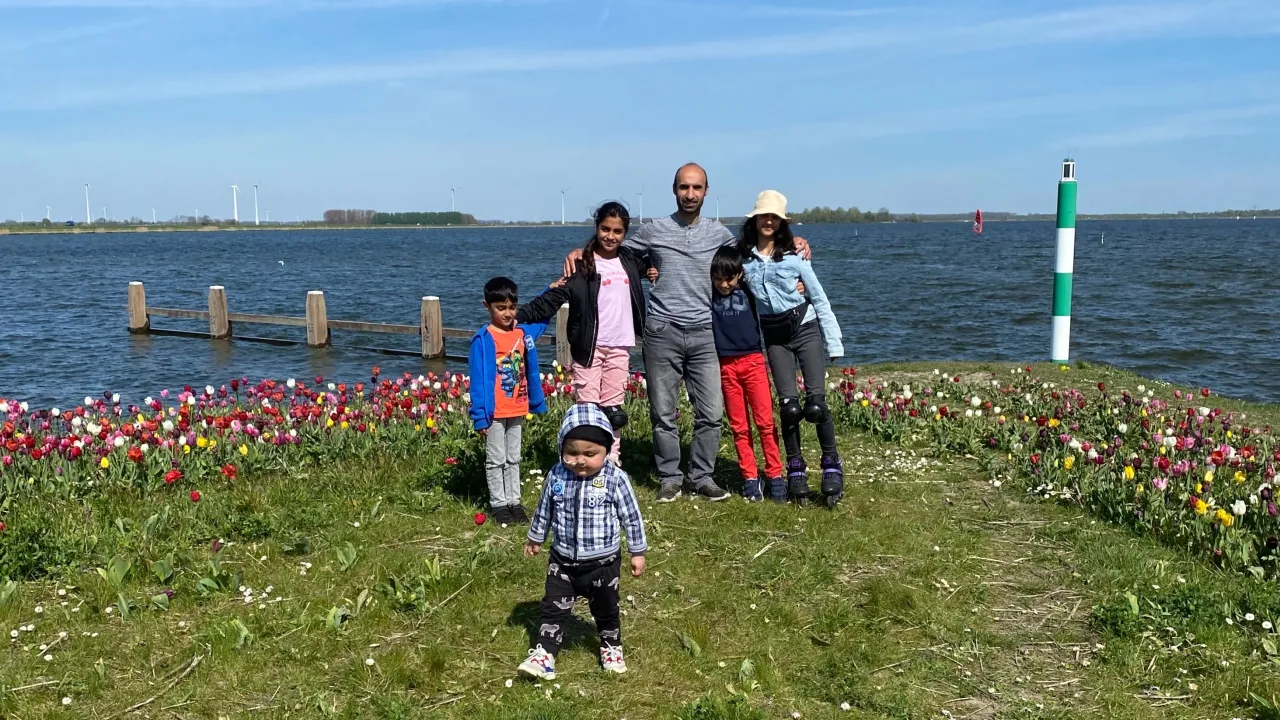 Gezin Sultani bij water en tulpen