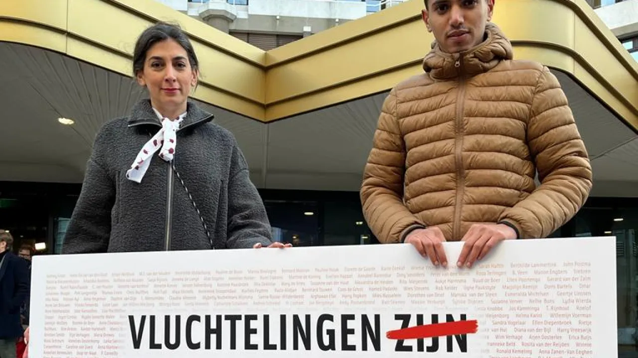 Sara, teamleider van VluchtelingenWerk en de 22-jarige Mo uit Jemen