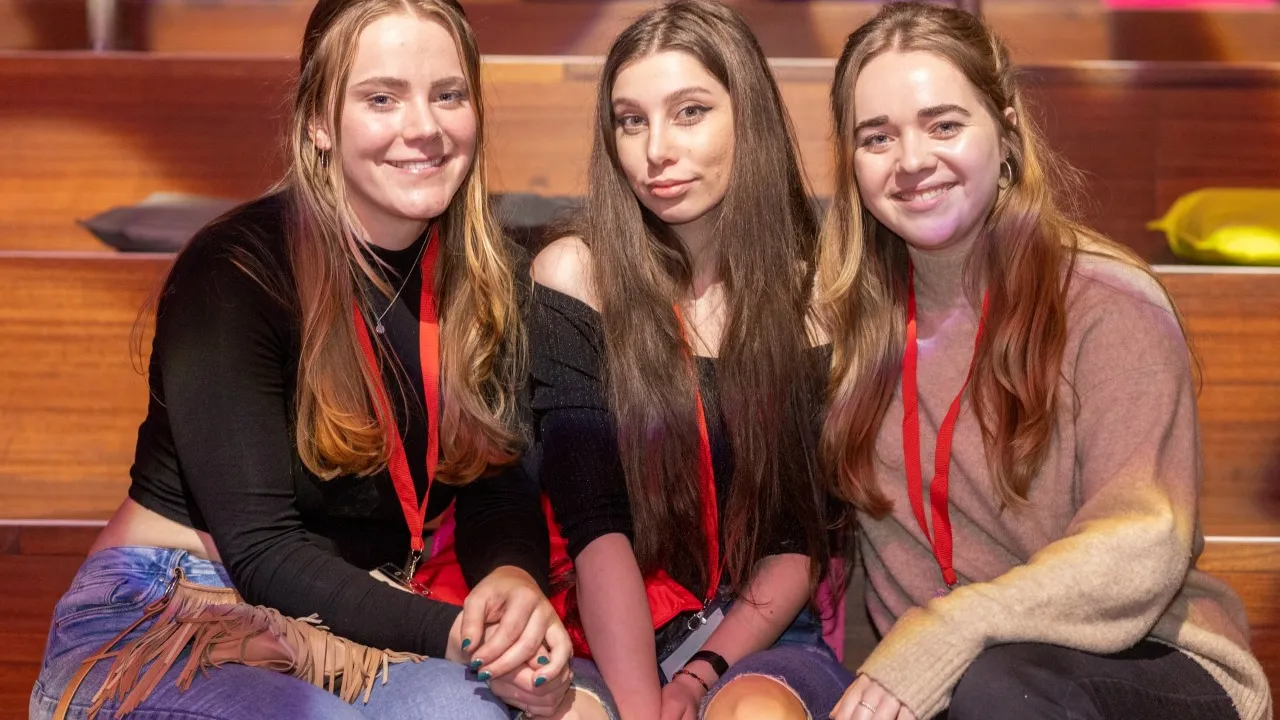 Drie meiden tijdens Wake Up Your Mind project