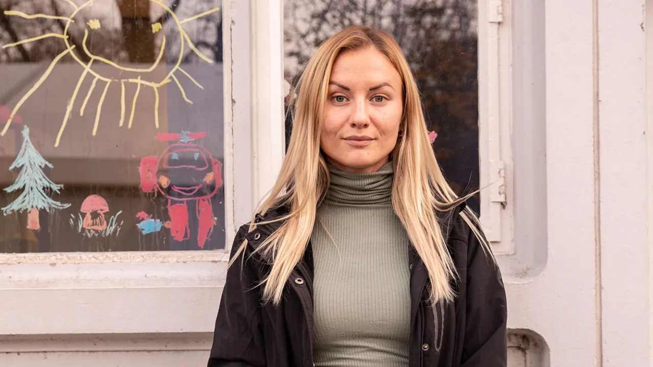 De Oekraïense Anastasiia staat voor haar raam