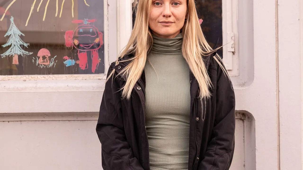 De Oekraïense Anastasiia staat voor haar raam