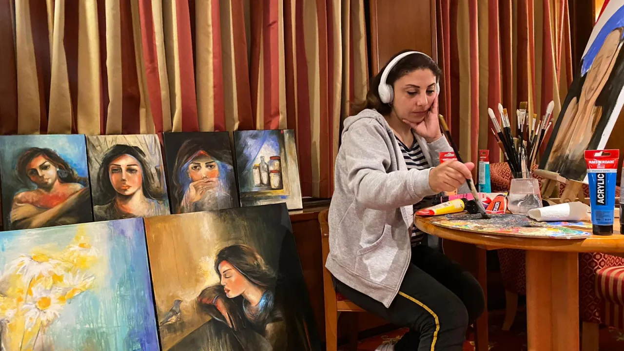 Lubna aan het werk - schilderen