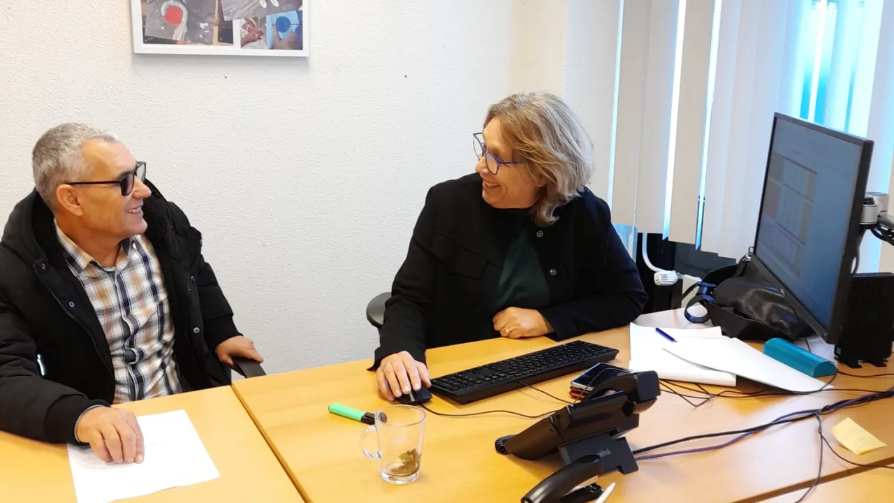 Budgetcoach Karen Buurman met cliënt dhr. Hussein