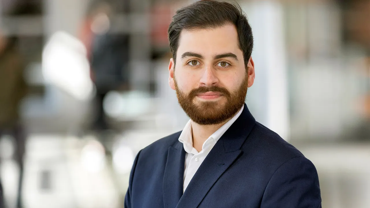 Portretfoto van teamleider Aziz Kawak