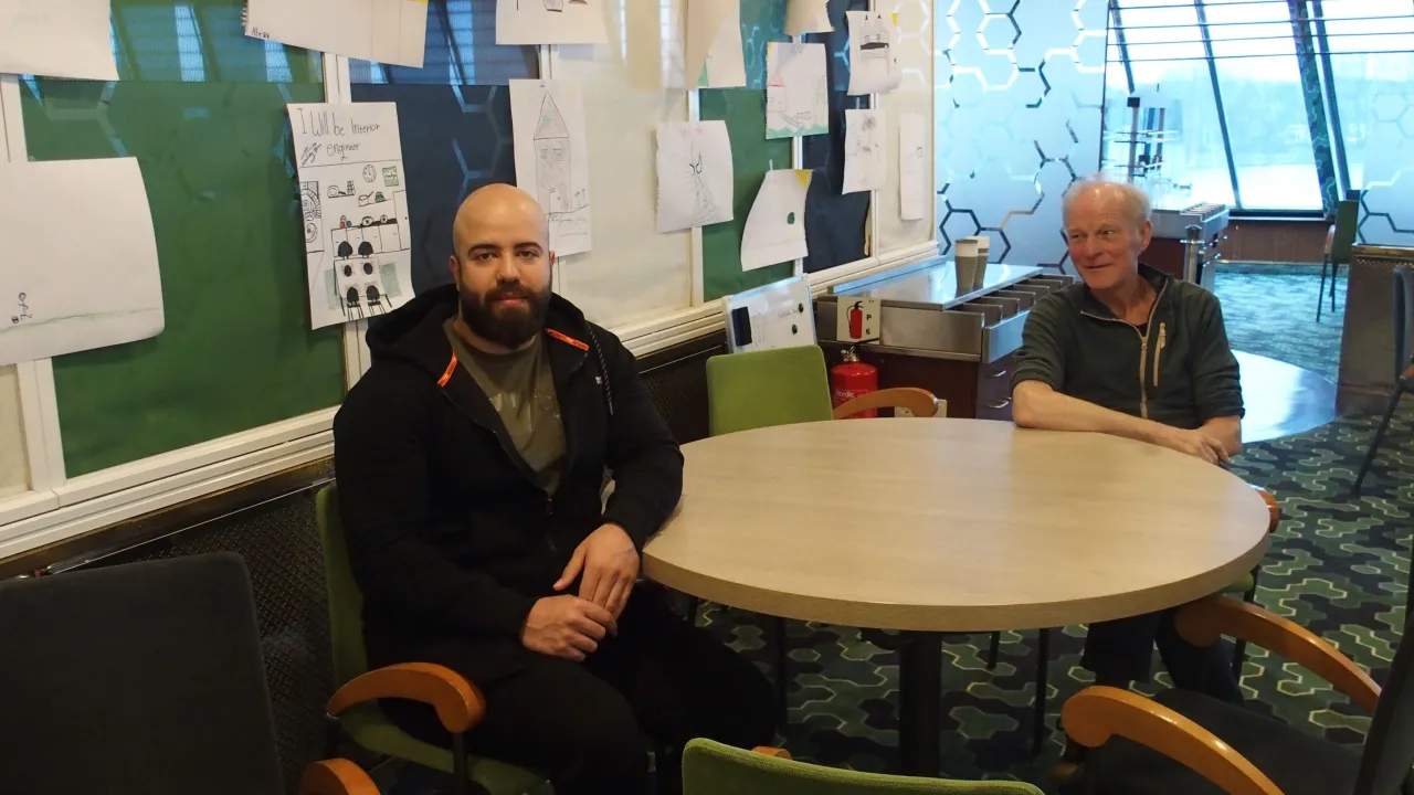 Vluchteling Moayyad en vrijwilliger Adri op de Silja Europa