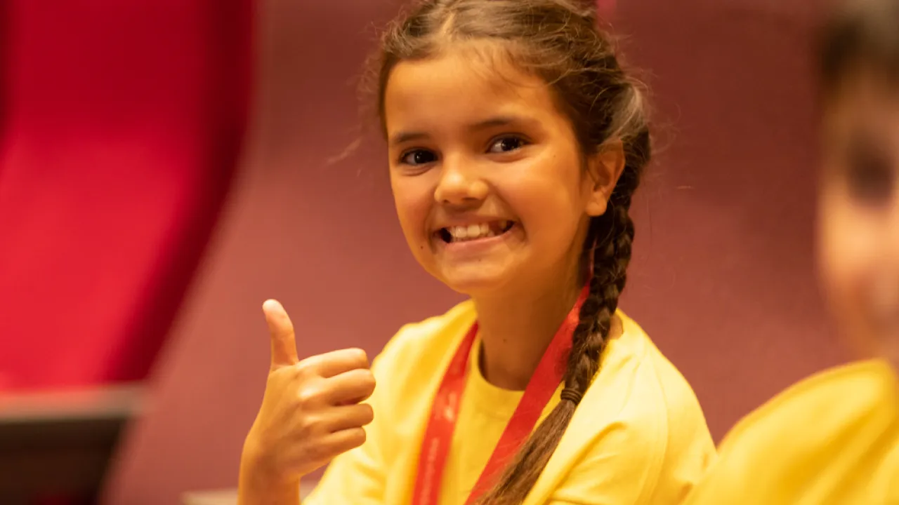 Meisje steekt duim omhoog tijdens concert van project Samenspel