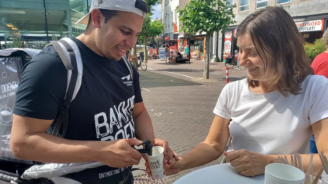 Jesus geeft een bakkie aan Simone