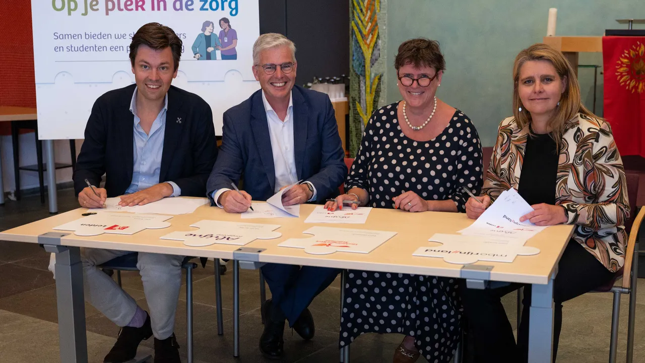Ondertekenening Alrijne Zorggroep, mboRijnland, Gemeente Leiden en Vluchtelingenwerk samenwerking "Op je plek in de zorg"
