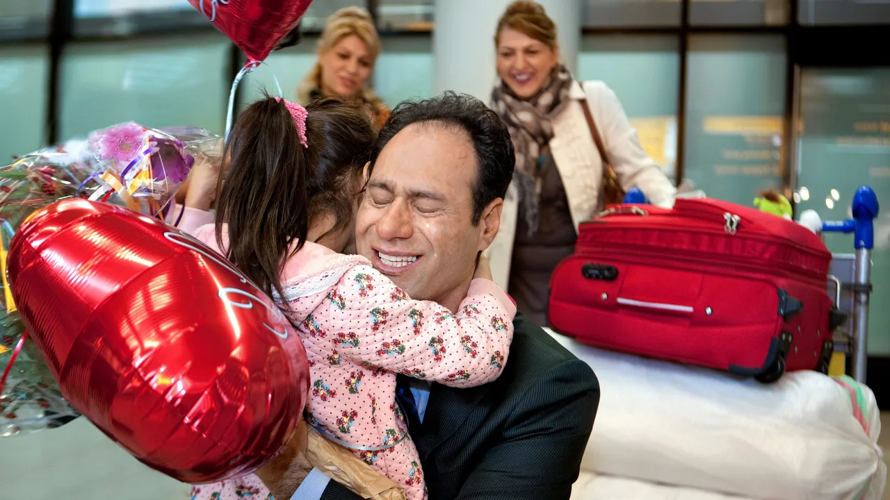 Gezinshereniging vader dochter op het vliegveld