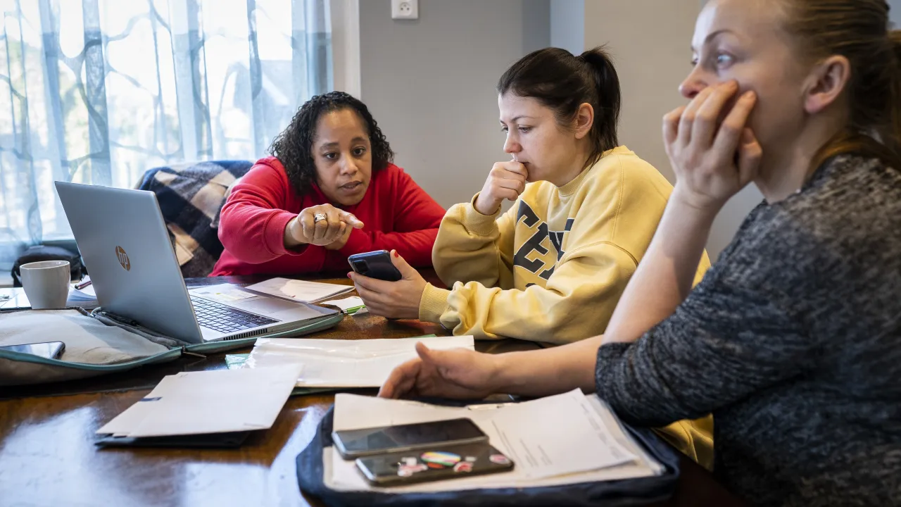 Teamleider Oekraïne helpt vluchtelingen tijdens spreekuur