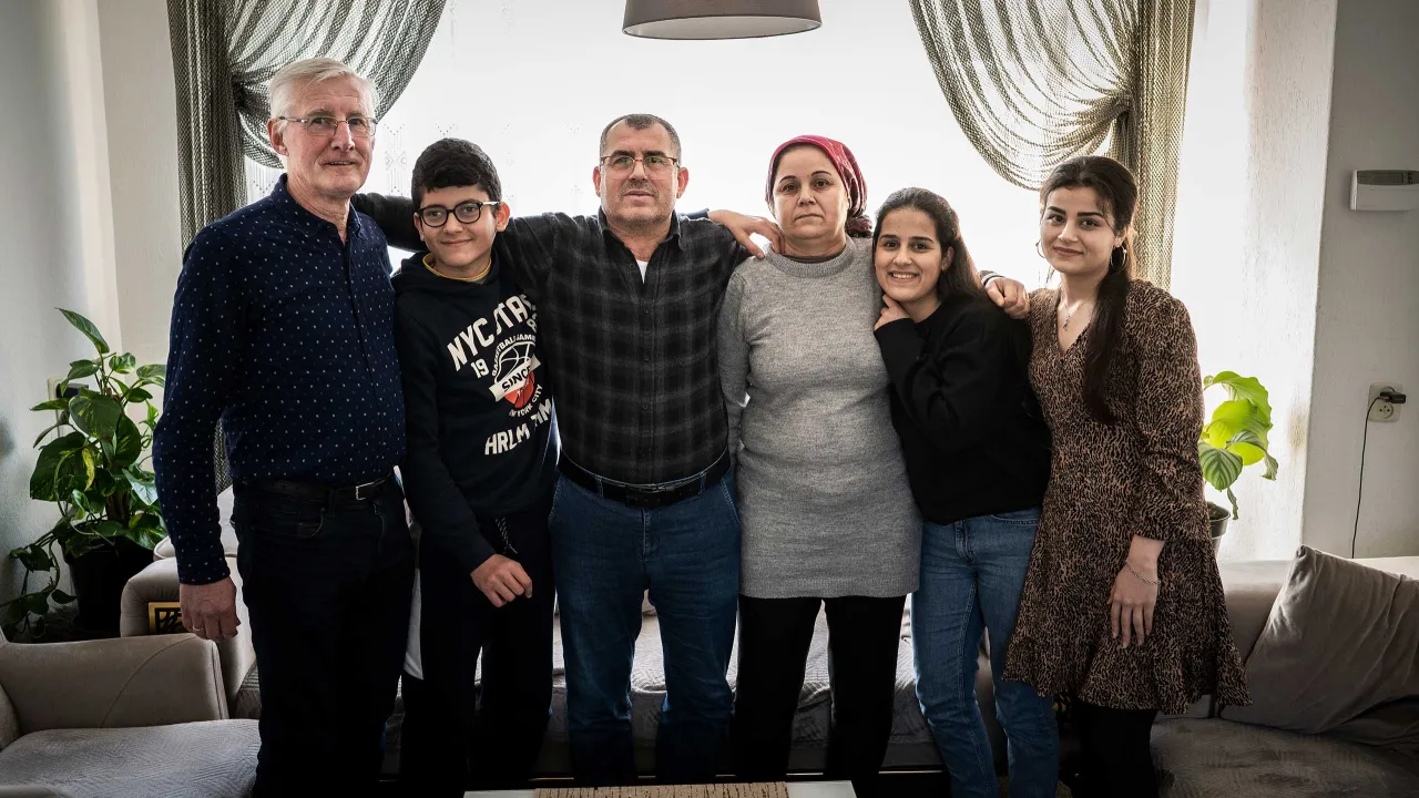 De familie Ali en hun maatschappelijke begeleider Sjoerd