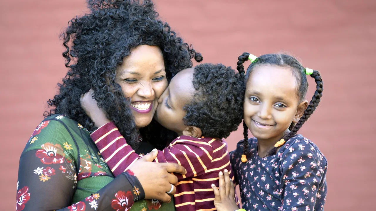 Moeder met 2 kinderen in omhelzing