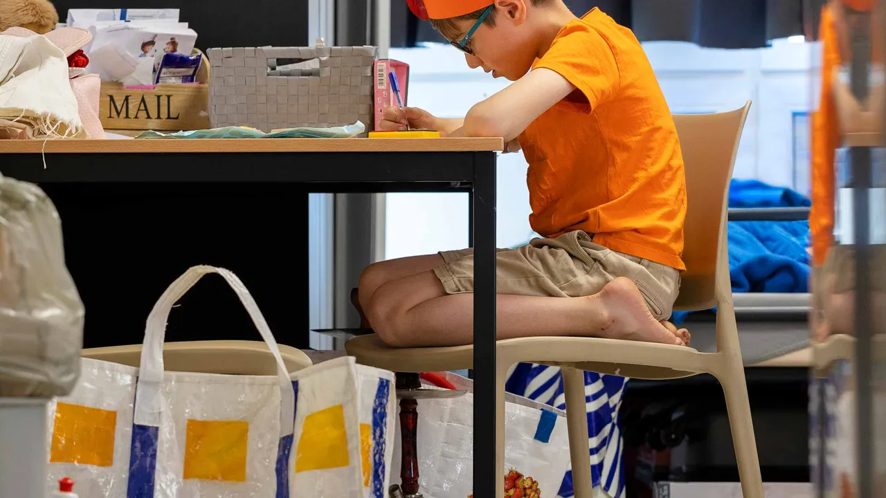 Suhail tekent op zijn kleine kamer in de noodopvang