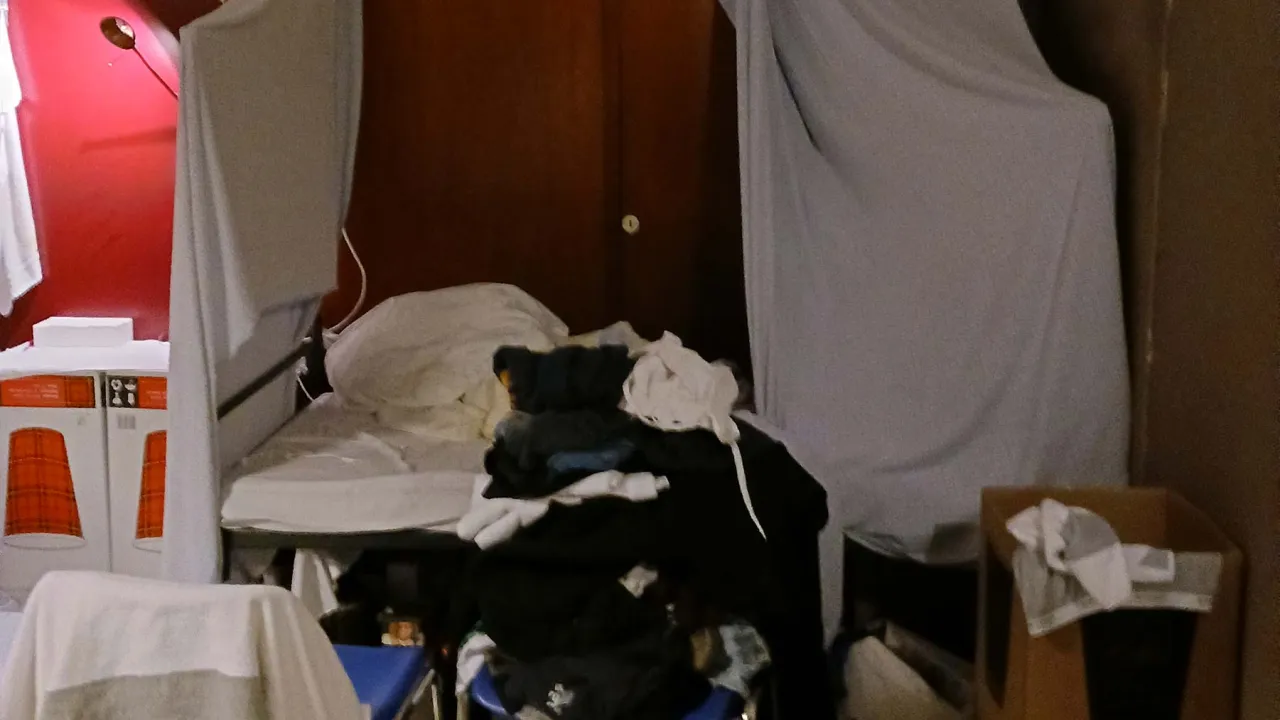 Slaapruimte in noodopvanglocatie in Stein