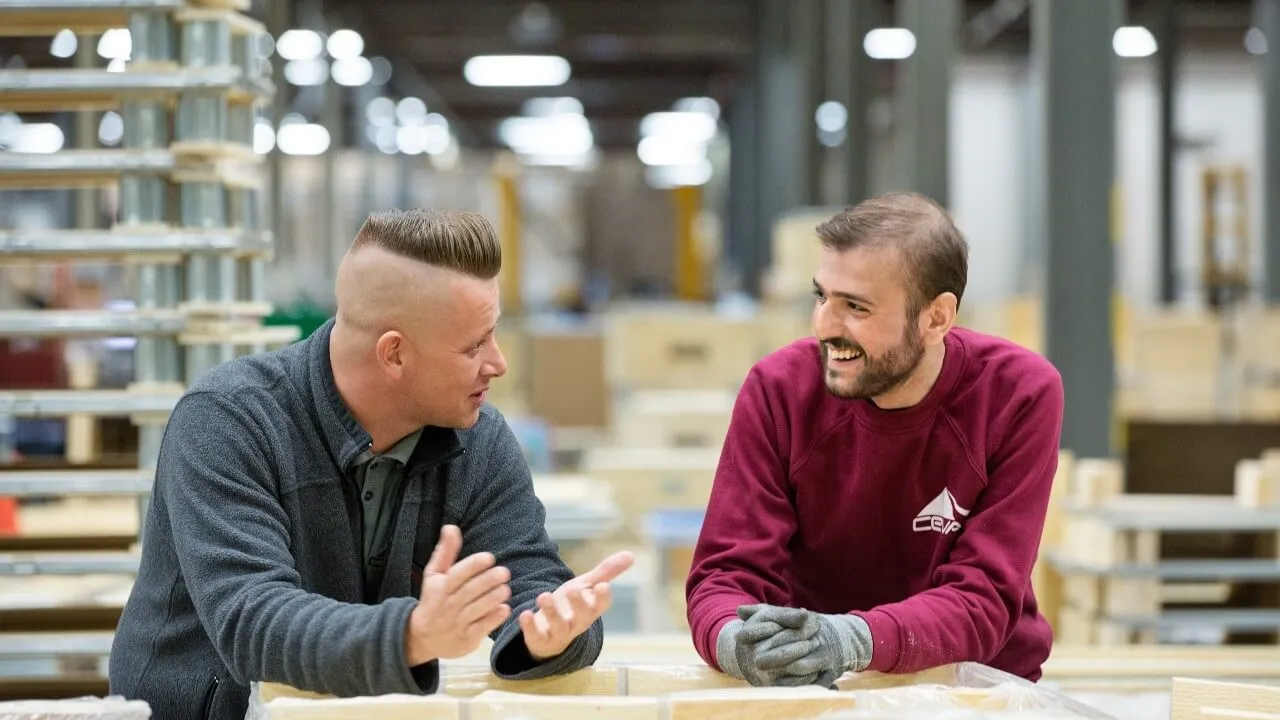 vluchteling in gesprek op zijn werk
