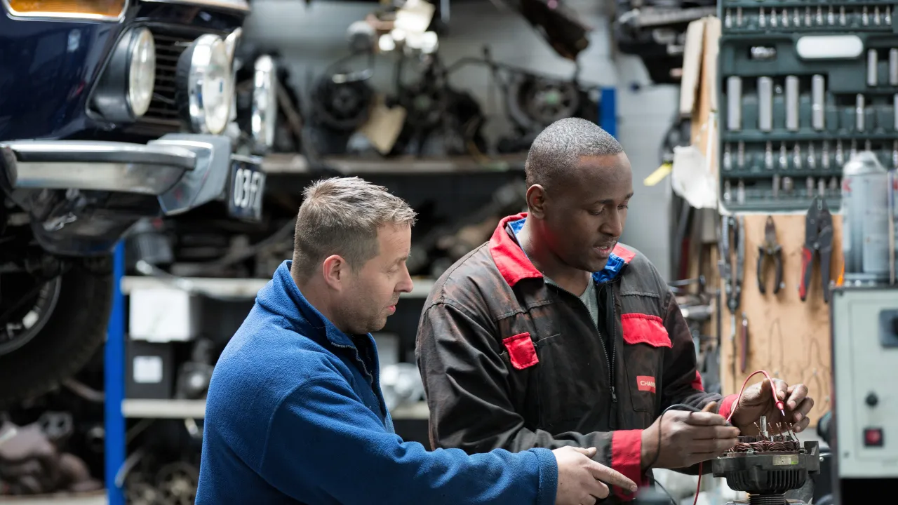 Vluchteling en werkgever op de werkvloer