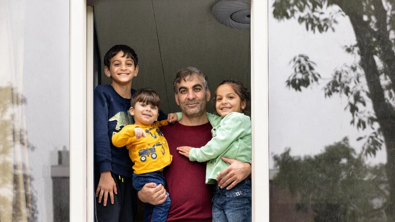 Vluchtelingengezin voor het raam