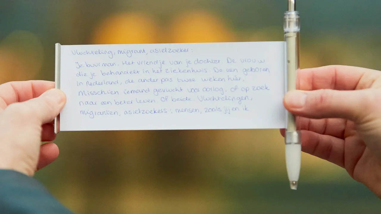 Briefje over vluchtelingen tijdens eerst commissiedebat asiel
