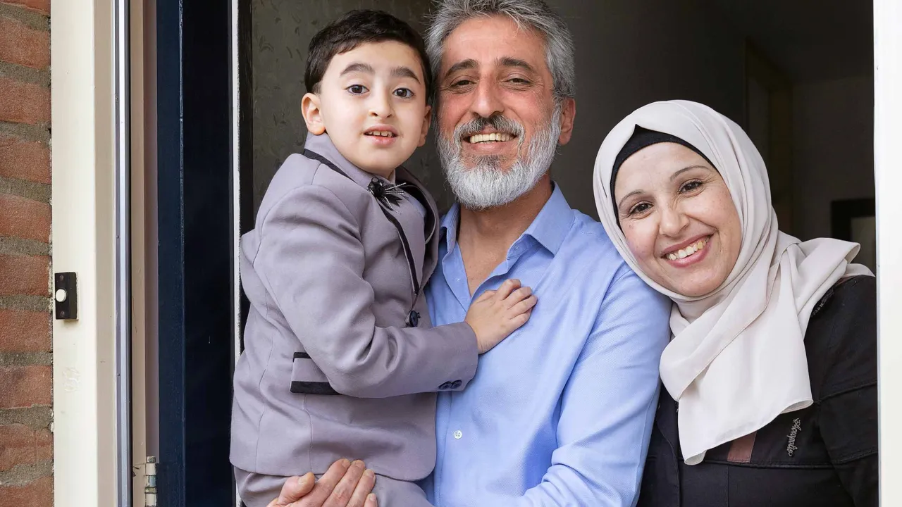 Fawaz en Hanaa voor de deur van hun huis