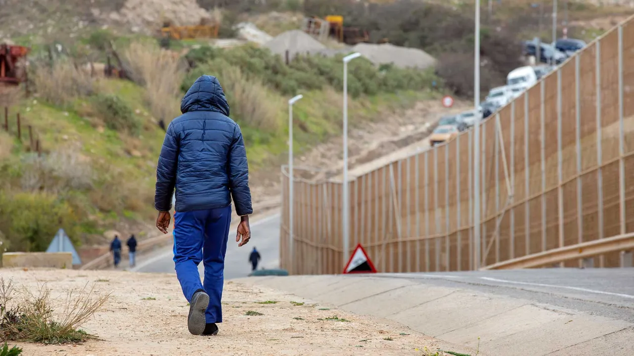 De Spaanse enclave Melilla is omgeven door grenshekken.