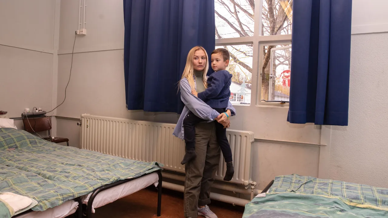 Anastasiia met haar zoontje in de noodopvang
