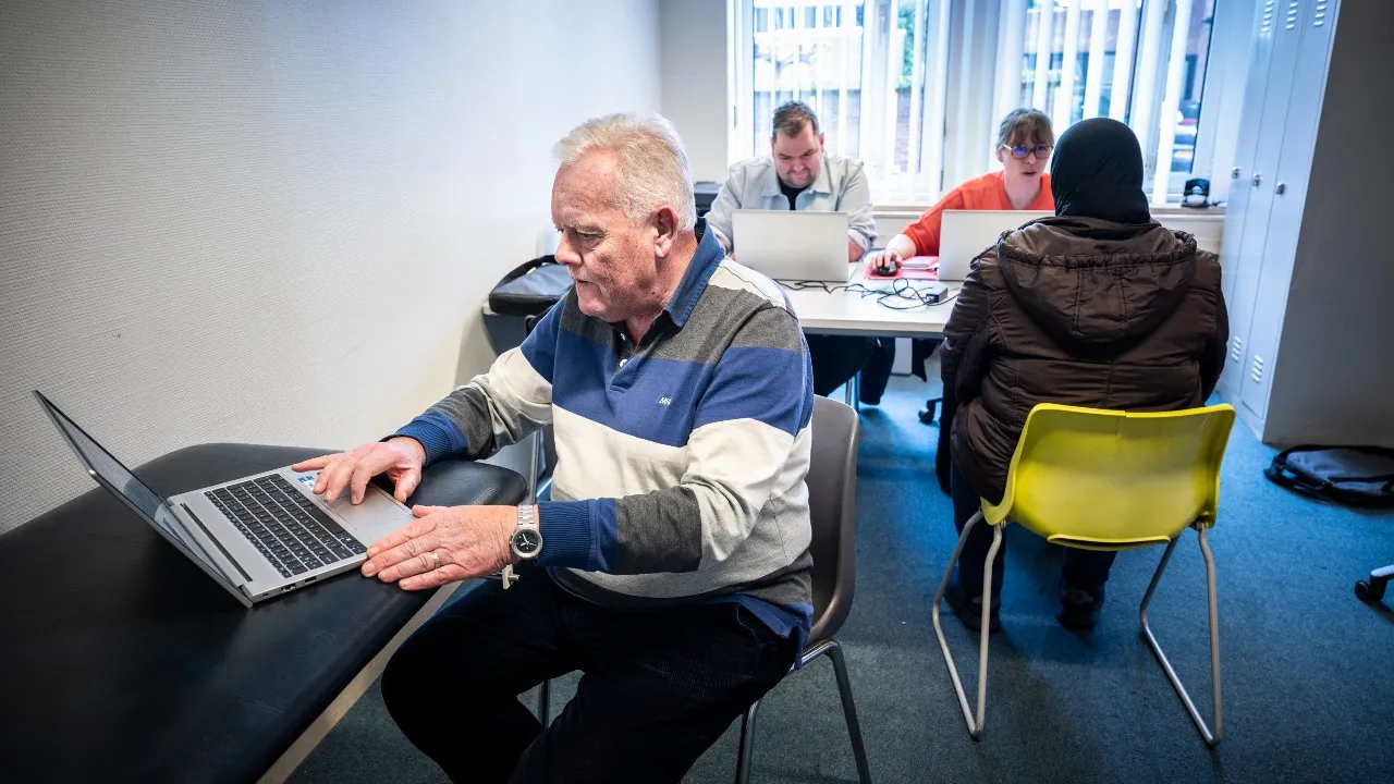 Kantoor VluchtelingenWerk in een noodopvanglocatie