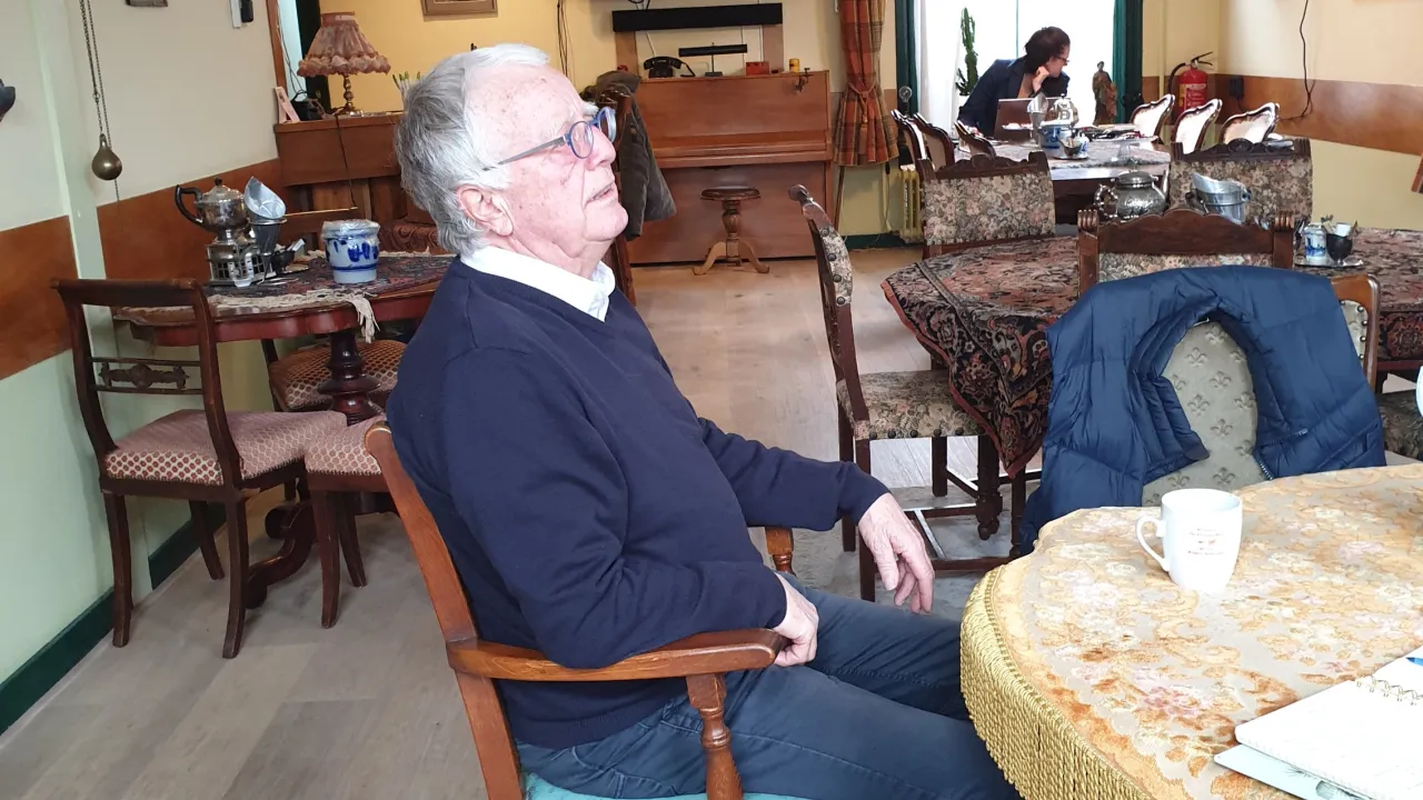 Vrijwillige taalcoach Tjeerd in het buurthuis in Schagen