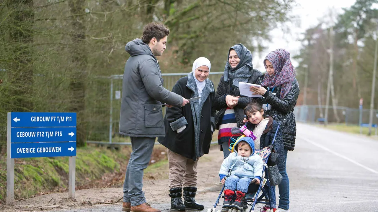 Vrouwen in azc Budel krijgen informatie verstrekt