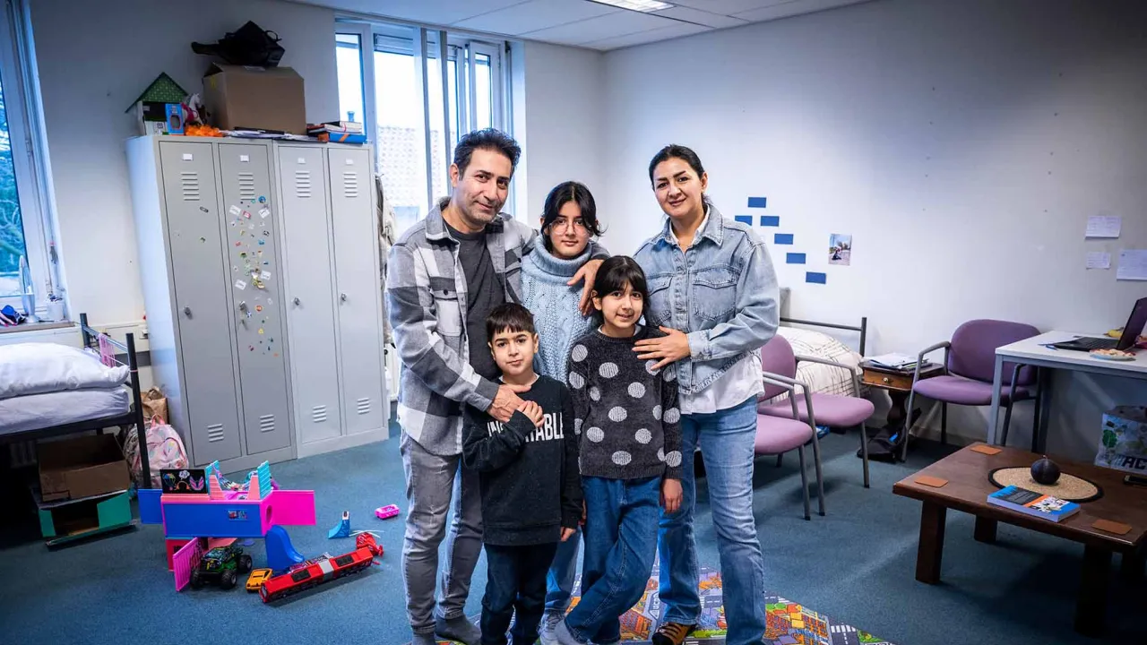 Gezin Gholamreza in een gezinskamer in de noodopvang in Schijndel