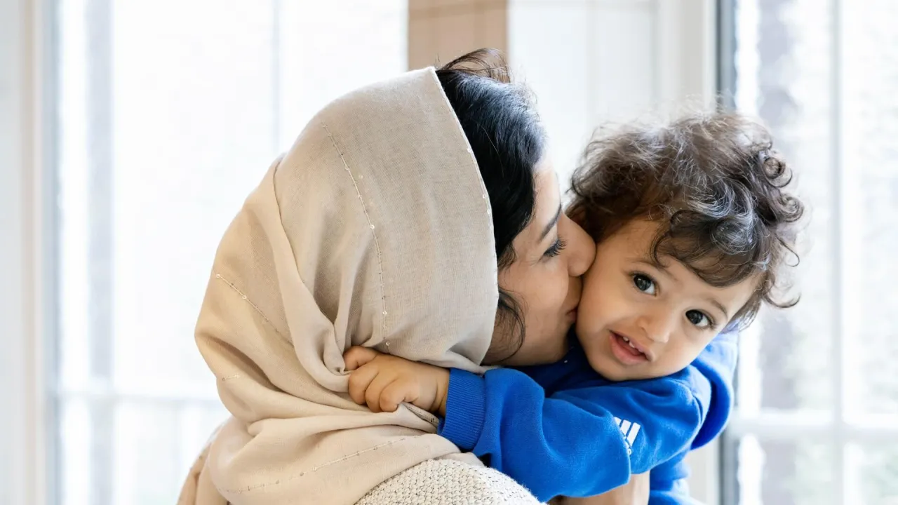 Moeder met kindje in AZC