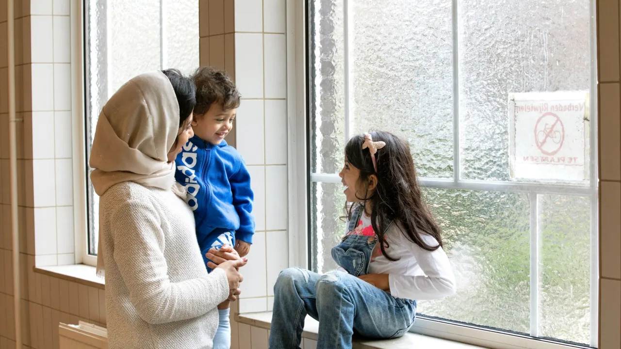 Moeder met kinderen in azc Weert 