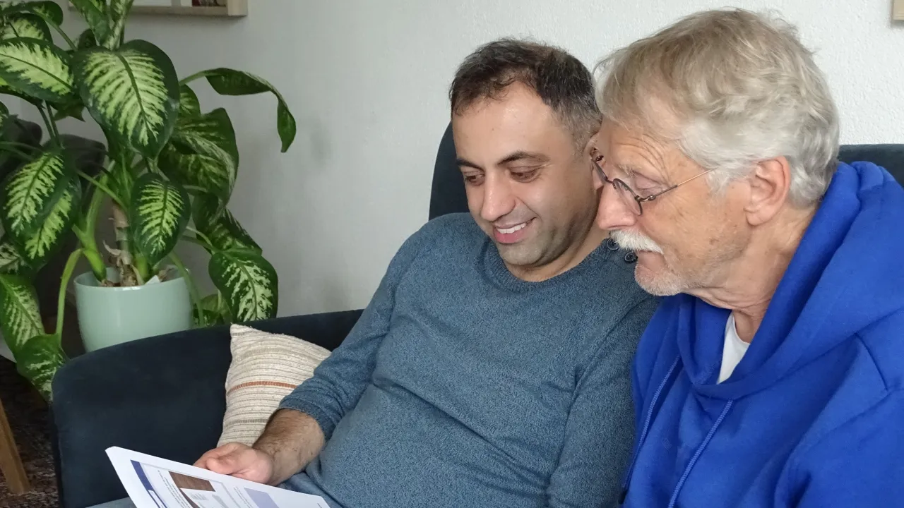 Aart leert Kaveh de Nederlandse taal