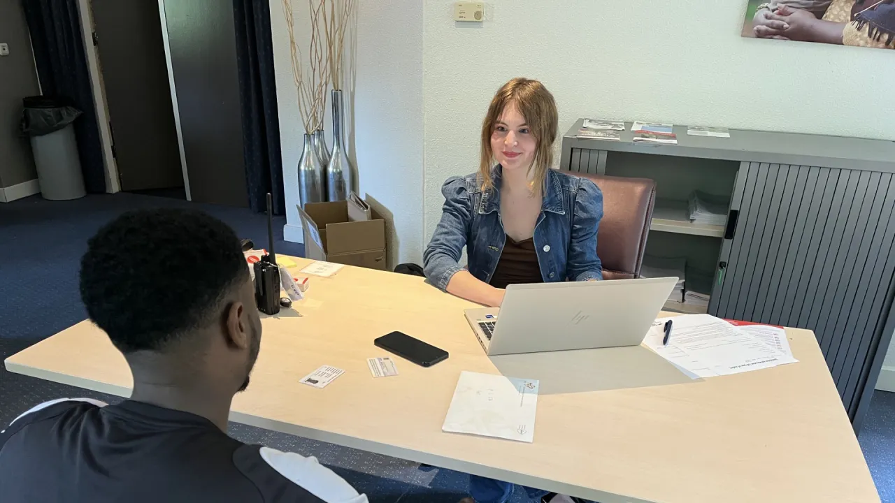 Tessa met client tijdens juridische begeleiding