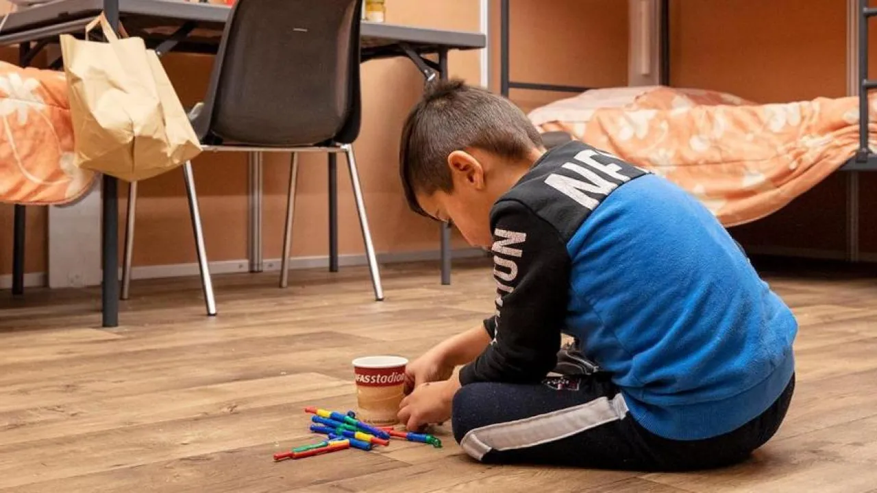 Jongetje speelt in noodopvang