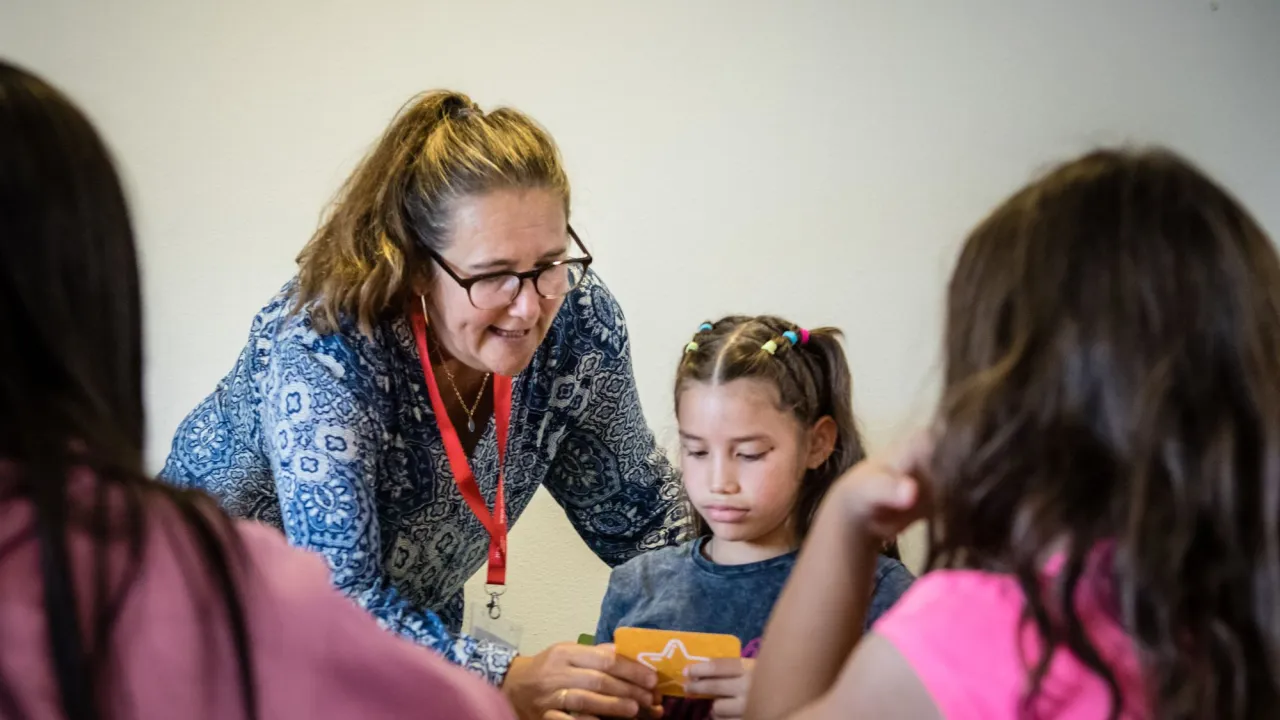 Time4You-projectmedewerker Hadewych legt de opdracht uit