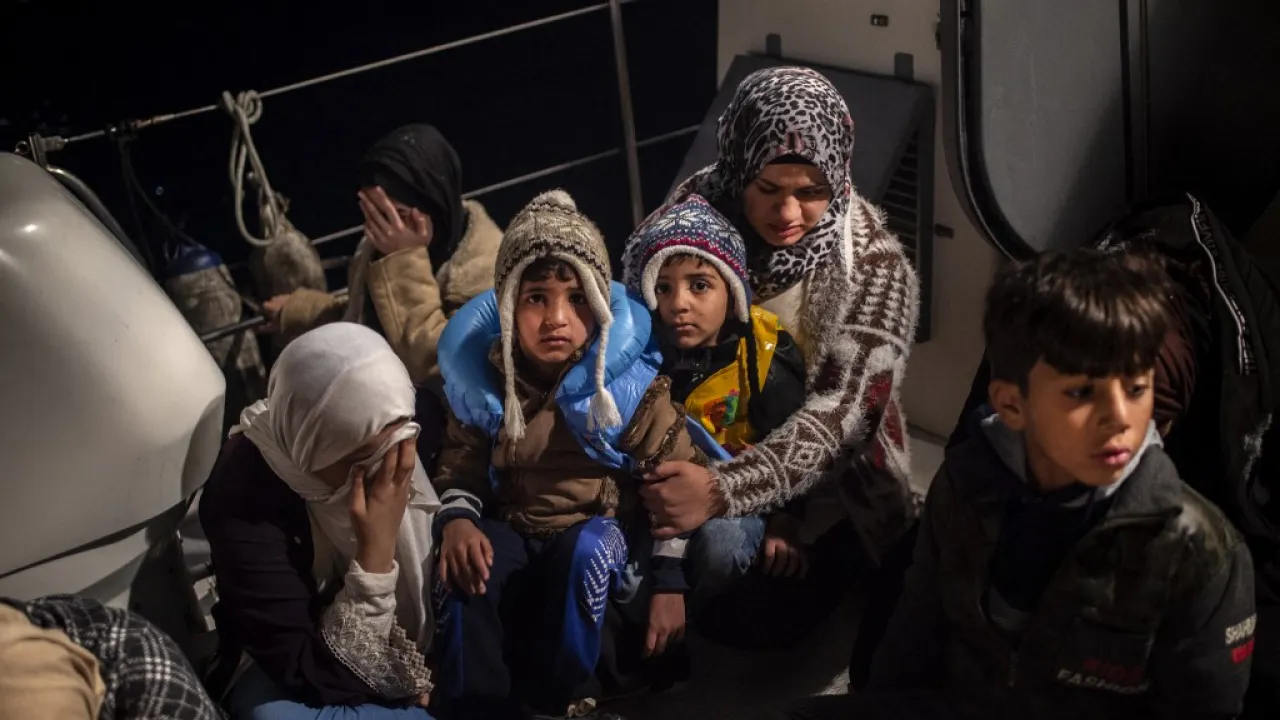 Vluchtelingen op een schip van de Griekse kustwacht