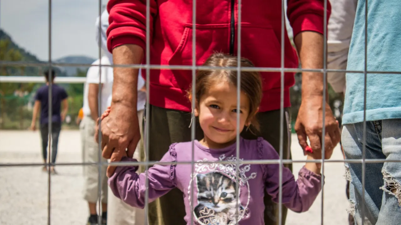 Een kind in een vluchtelingenkamp in Griekenland