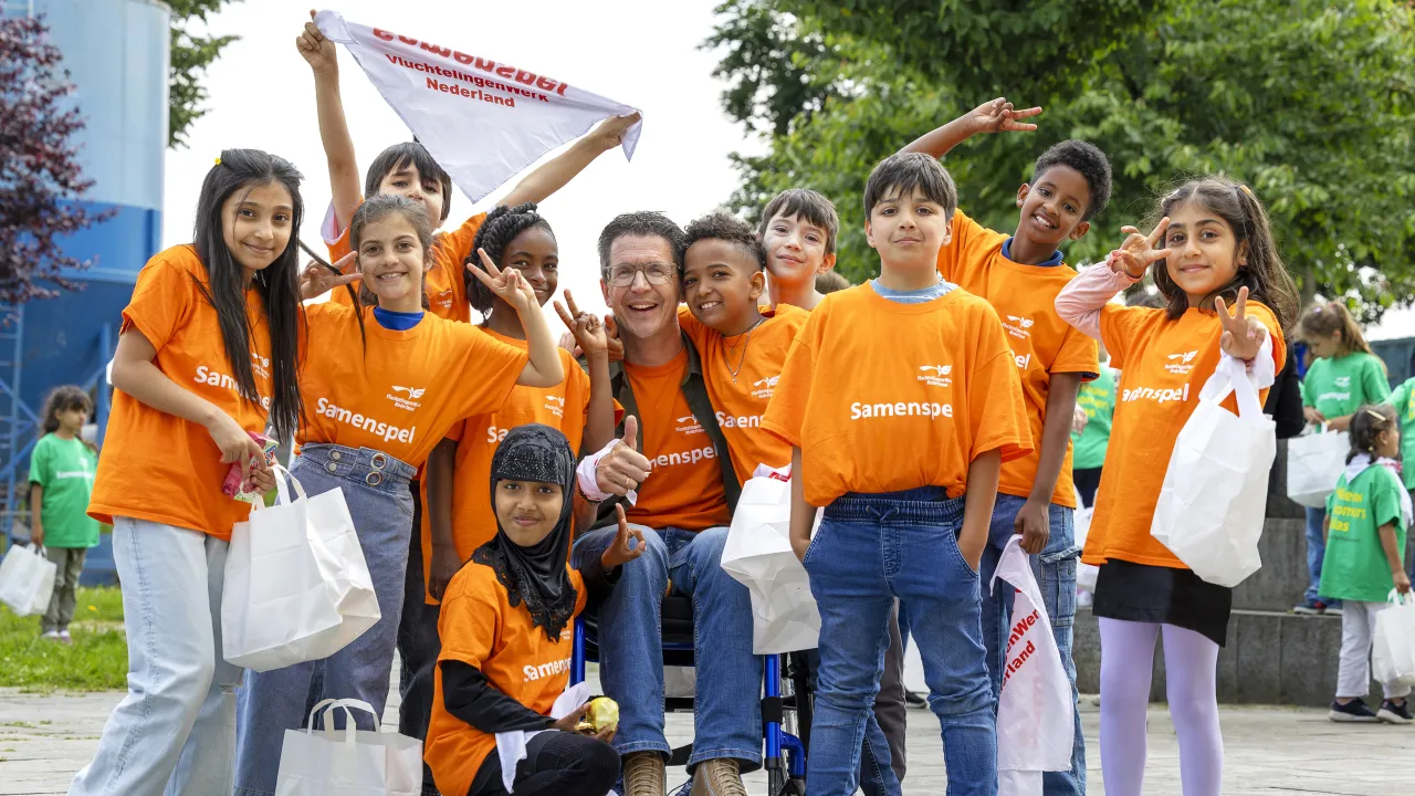 Kinderen en hun begeleider tijdens Samenspel van VluchtelingenWerk