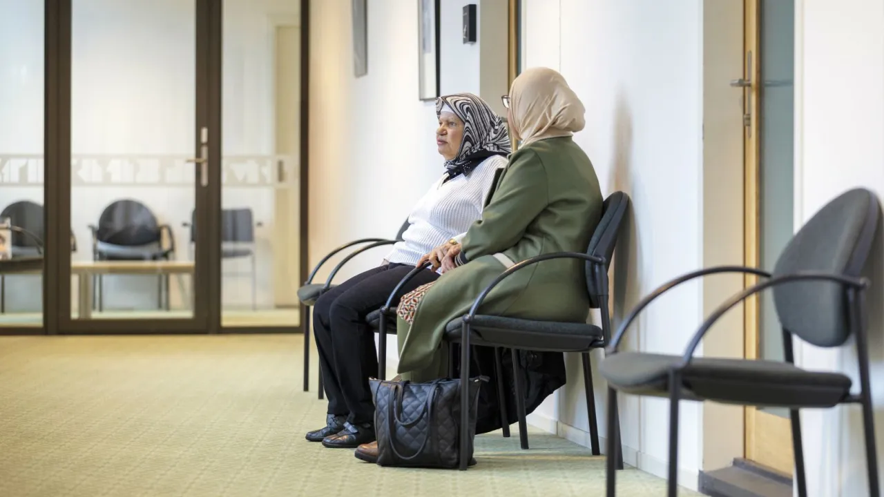 Twee vrouwelijke asielzoekers wachten in een AZC