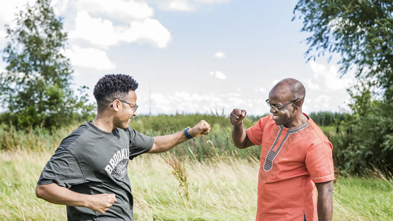 Dani en Felicien geven elkaar een boks