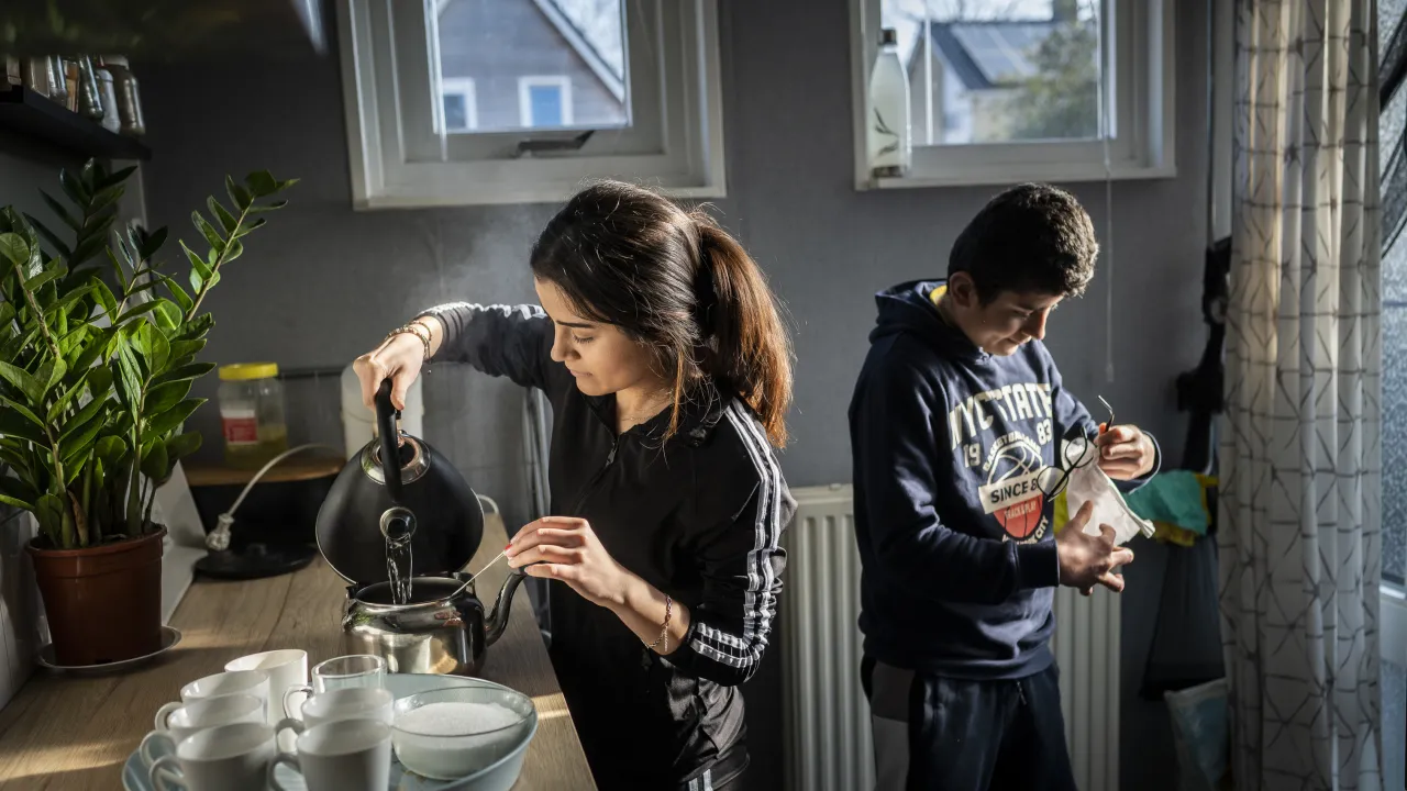 Hervestiger Afira zet thee met broertje Ismail