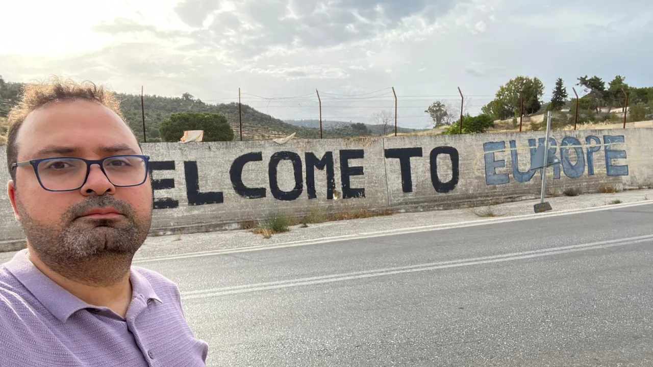 Mohammad van VluchtelingenWerk in een kamp in Griekenland