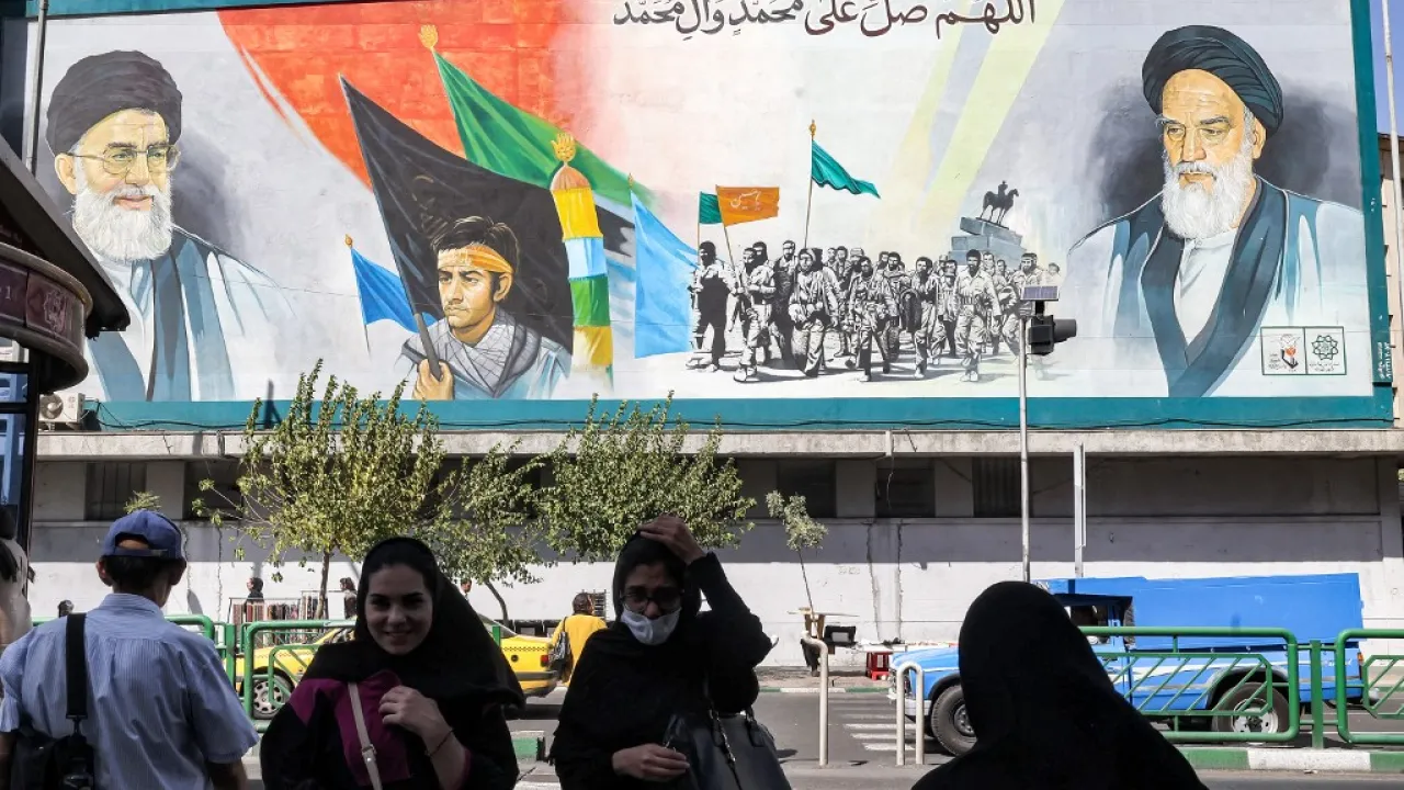 Muurschildering van de ayatollah in Teheran