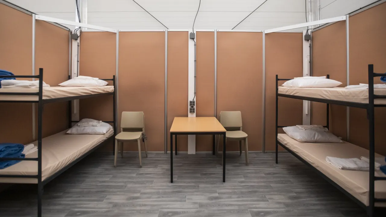 Een kamer in de noodopvang in Nederland